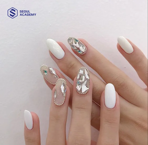 Nail đính đá là mẫu nail tết trắng sang chảnh