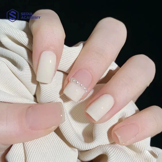 Kiểu nail tết màu trắng đính ngọc trai cực kỳ thời thượng năm nay
