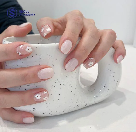 Mẫu nail tết trắng sang chảnh không kém phần tinh tế khi kết hợp vẽ hoa