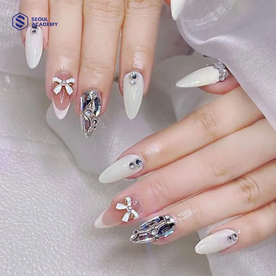 Mẫu nail tết đính đá kết hợp đính nơ trắng dành cho các nàng tiểu thư