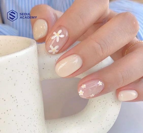 Gợi ý mẫu nail tết màu trắng vẽ hoạ tiết hoa cực kỳ sành điệu và tươi mới