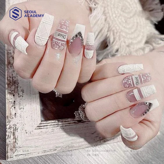Mẫu nail màu trắng hoạ tiết Dior sang chảnh phù hợp đi chơi tế