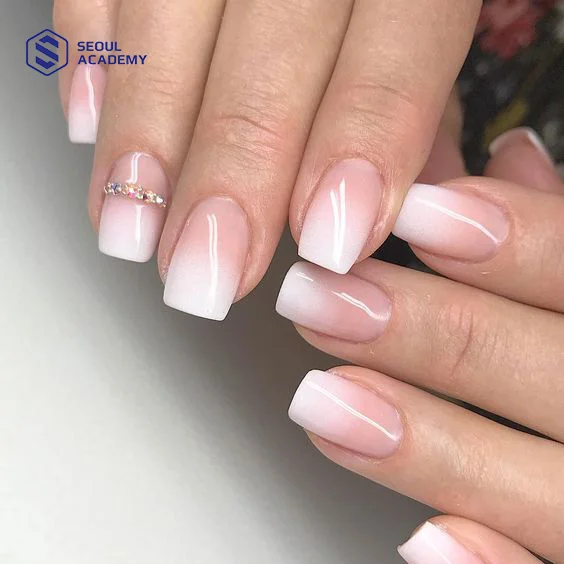 Nail trắng ombre hồng đất đơn giản nhưng thu hút