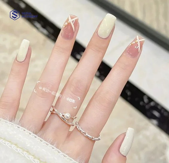 Mẫu nail màu trắng đơn giản dành cho dịp Tết 2026