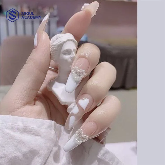 Những kiểu nail tết màu trắng đẹp bao gồm nail đính ngọc trai