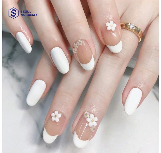 Mẫu nail tết màu trắng sơn viền móng kết hợp vẽ hoạ tiết hoa