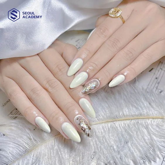 Nail ẩn xà cừ là mẫu nail tết màu trắng đốn tim chị em