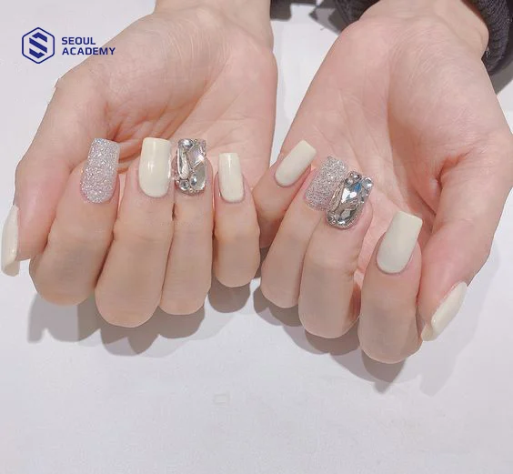 Nail sơn nhũ tone trắng đẹp mắt cho ngày xuân