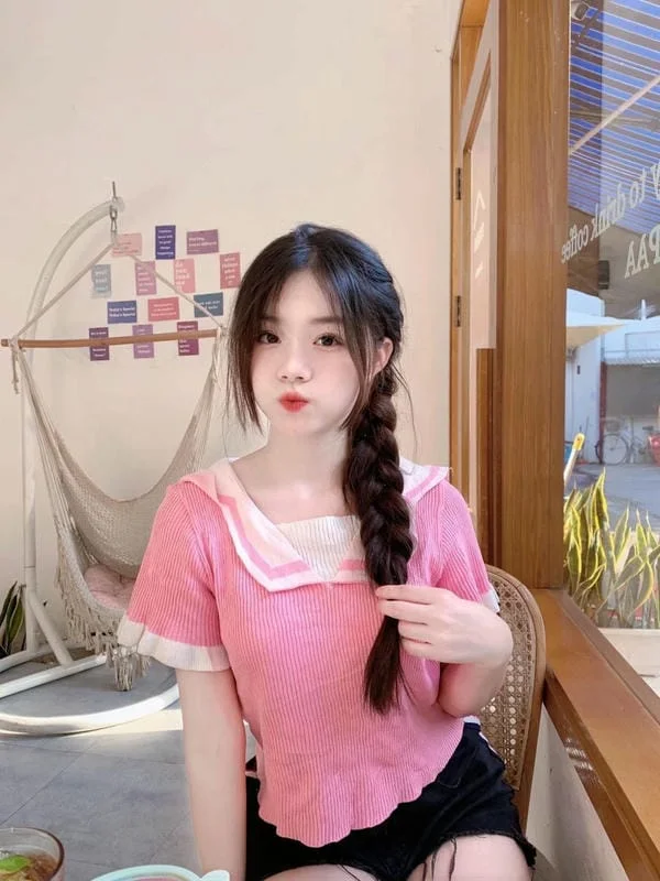 Gái xinh Việt Nam với mái tóc tết dễ thương trong quán cà phê
