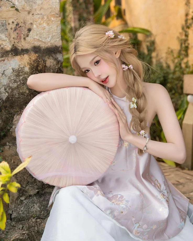 Gái xinh Việt Nam mặc trang phục cổ trang nhẹ nhàng