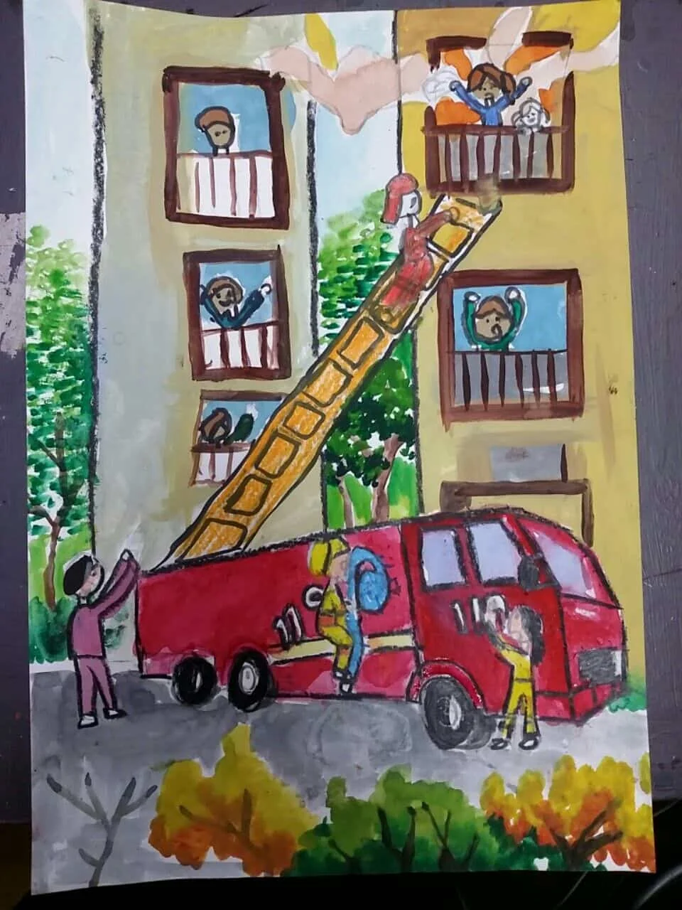 Tranh vẽ nghề nghiệp tương lai của trẻ em với hình ảnh lính cứu hỏa đang làm nhiệm vụ.